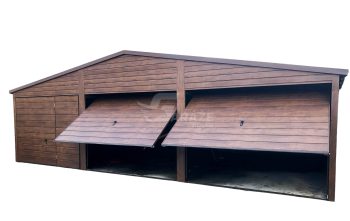 Plechová garáž 9x6 - 3x výklopná brána - dvere - imitácia dreva - strecha dvojspádová (sedlová) GP143